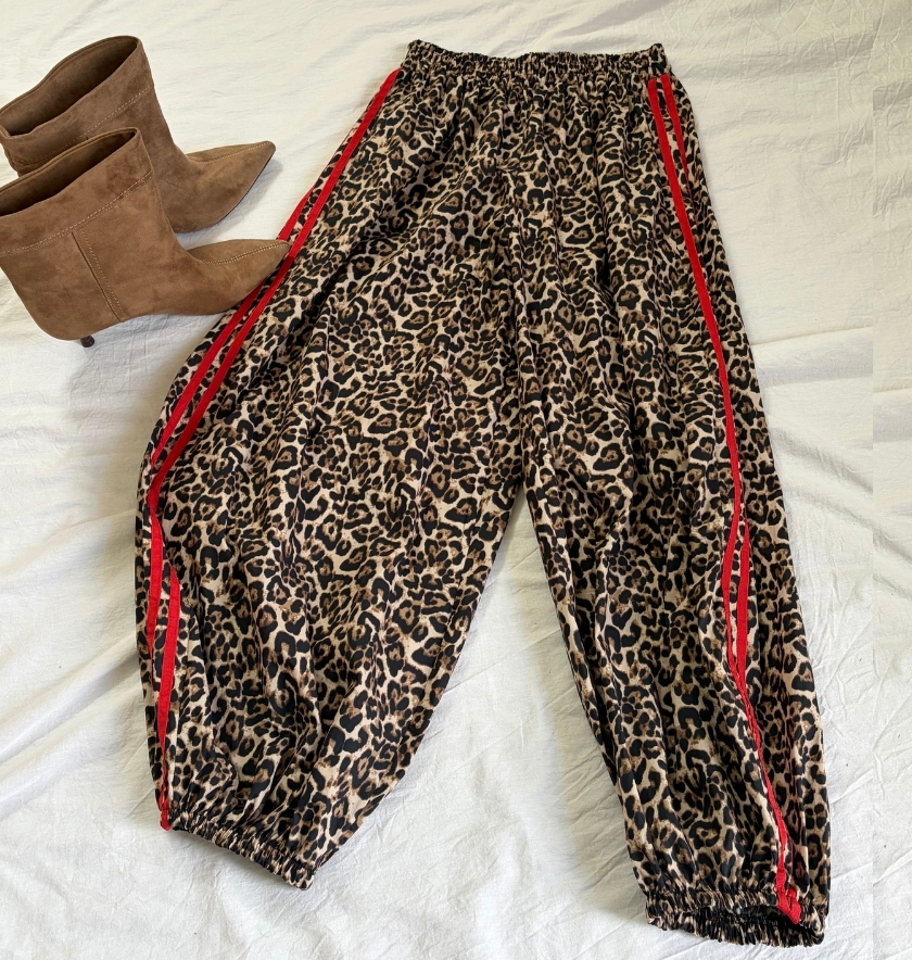 PANTALON ALADDIN (léopard avec bandes rouges sur le coté) Nom du fichier : v