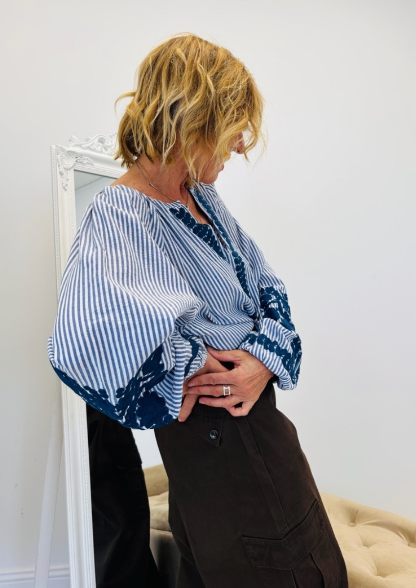 BLOUSE, TUNIQUE blanche et bleu marine